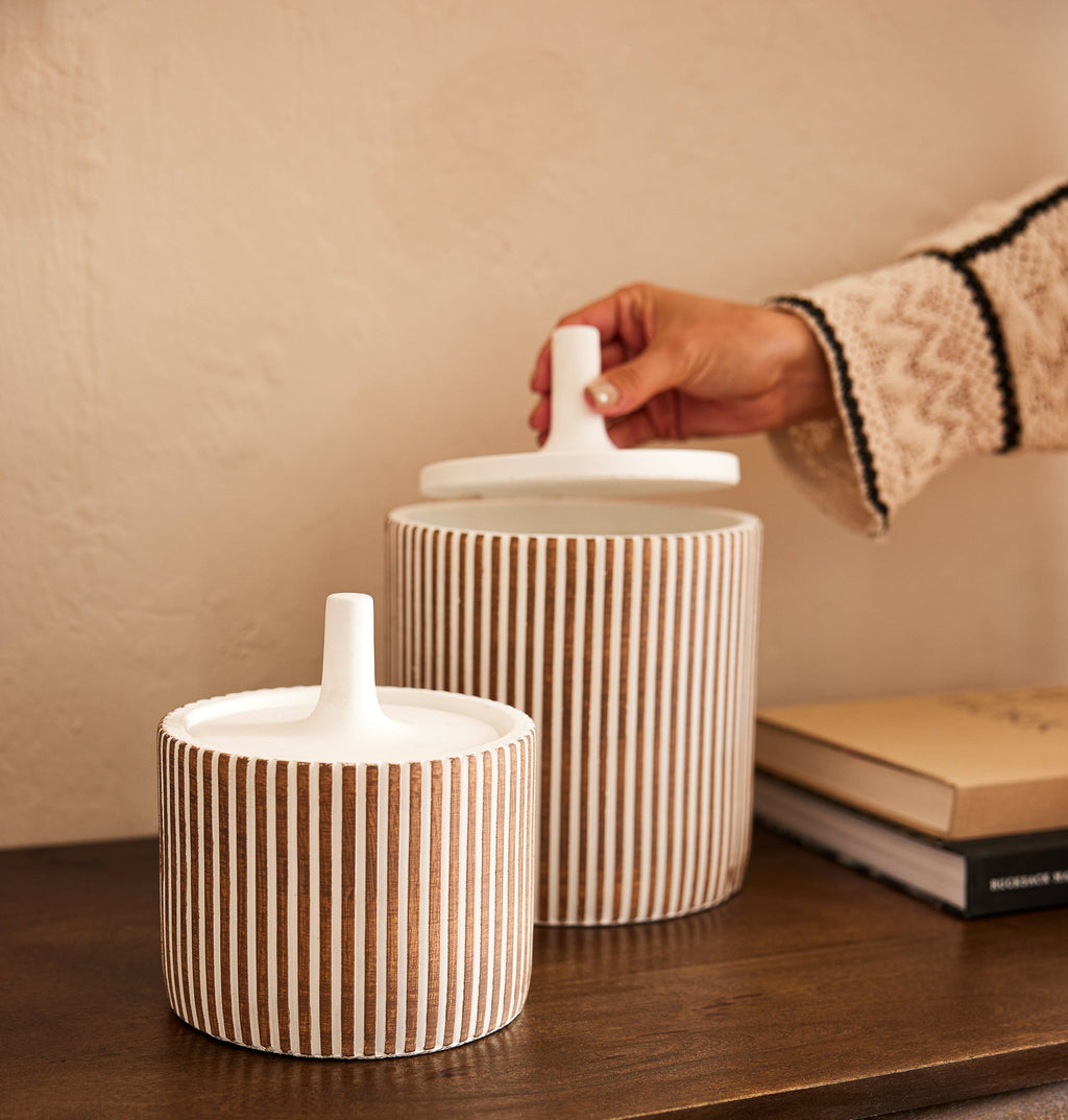 Un pot décoratif en ciment, bicolore blanc et marron avec couvercle, décoration intérieure, élégante.