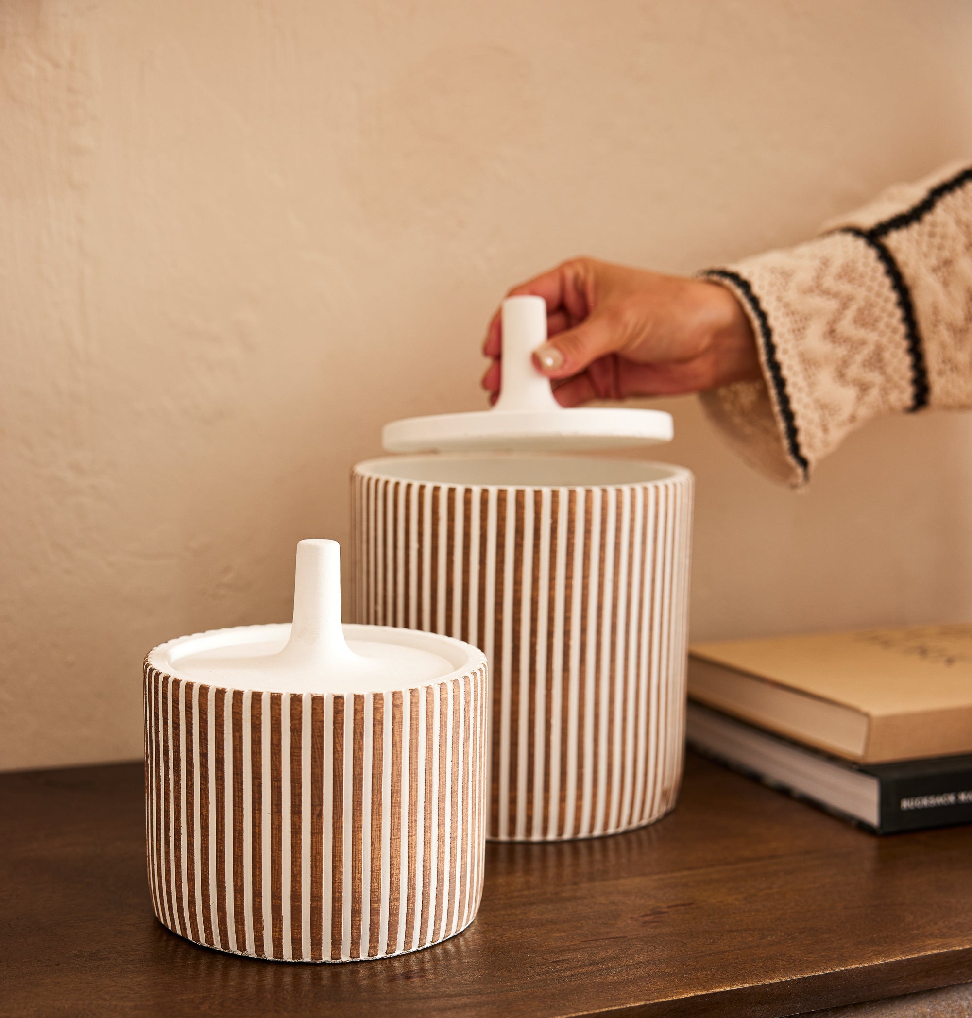 Un pot décoratif en ciment, bicolore blanc et marron avec couvercle, décoration intérieure, élégante.