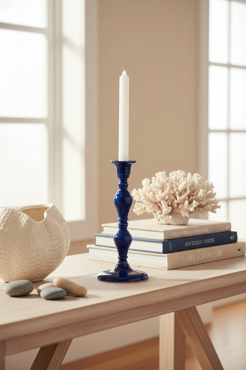 Bougeoir en aluminium bleu.