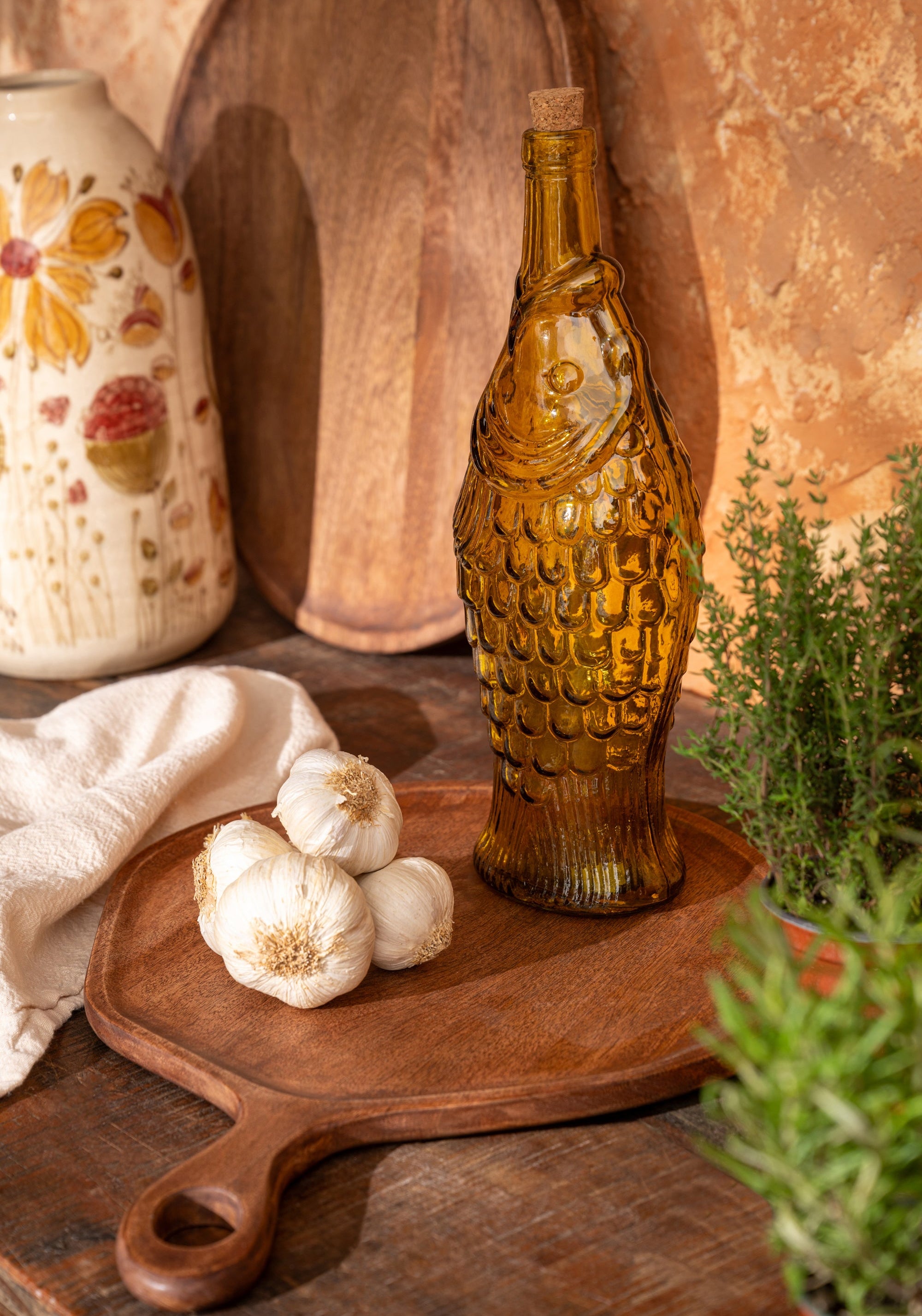  Carafe en forme de poisson, or apportant une touche raffinée à table.