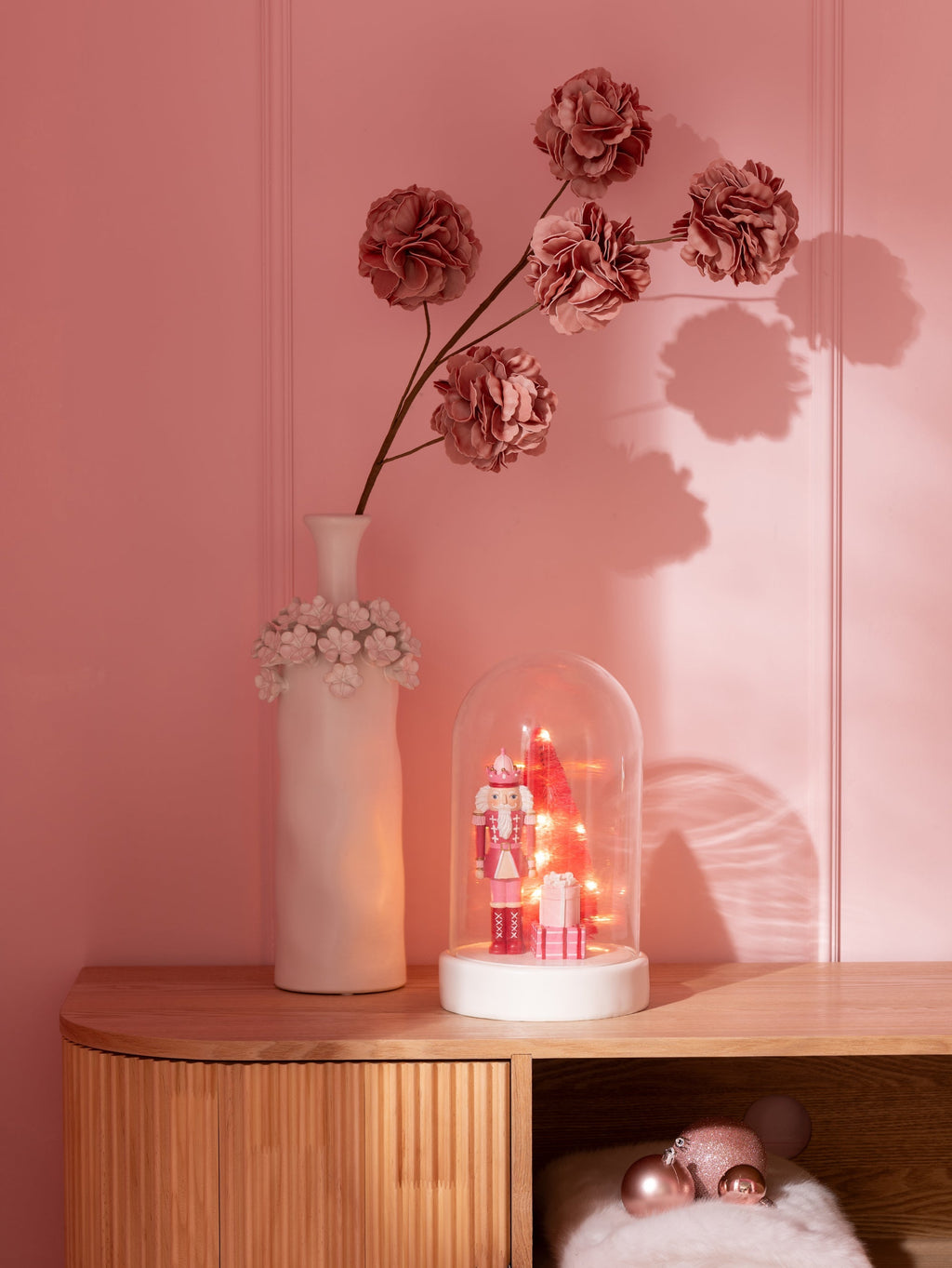 Branche de fleur rose nude élégante.