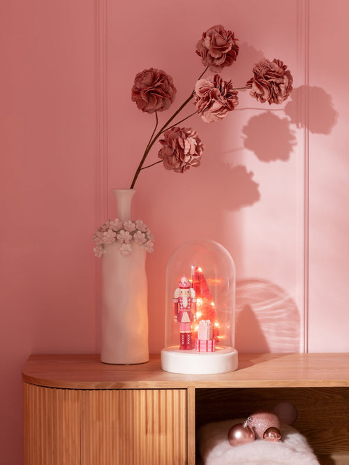 Branche de fleur rose nude élégante.