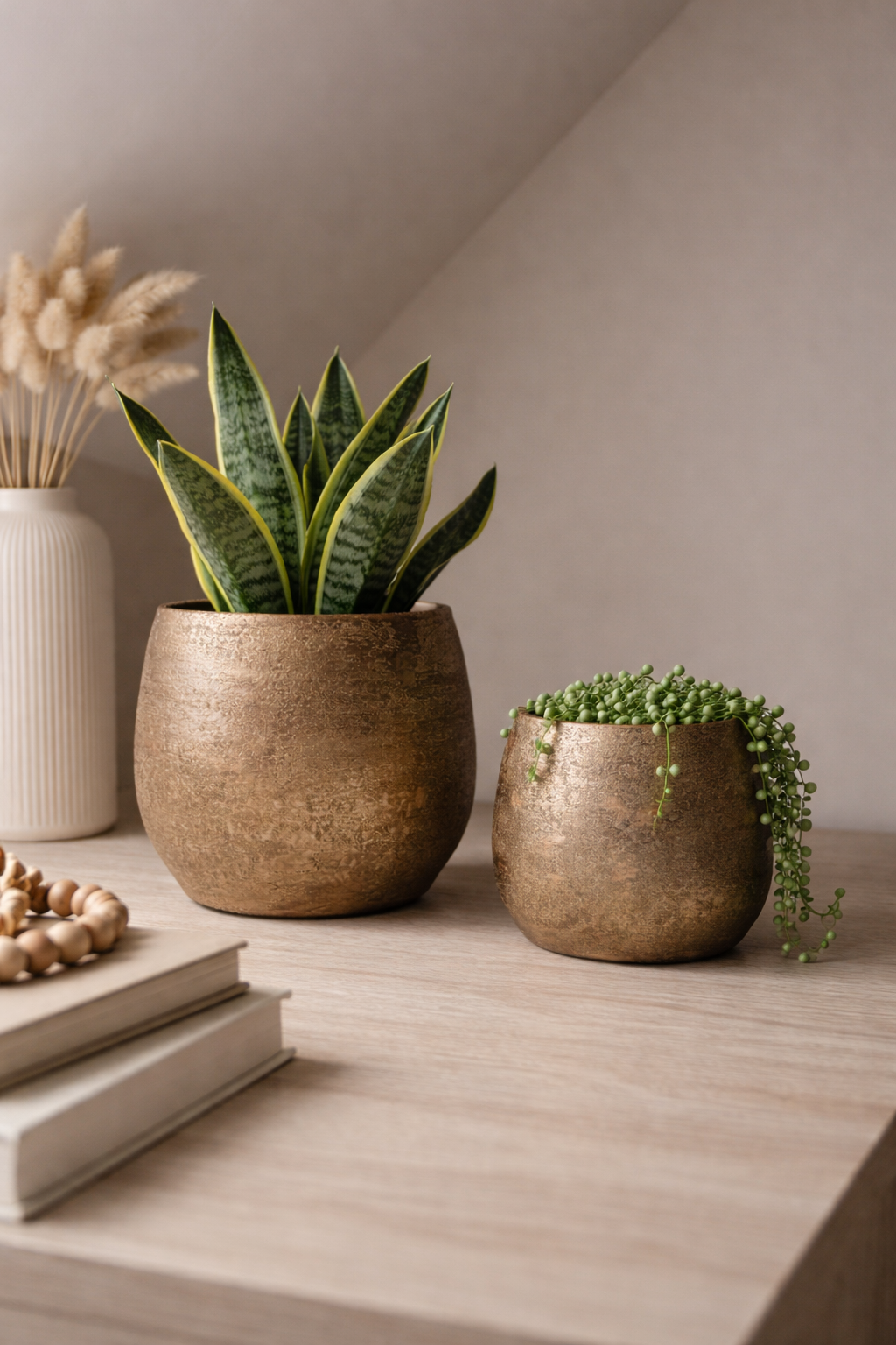 Cache pot doré texturé.