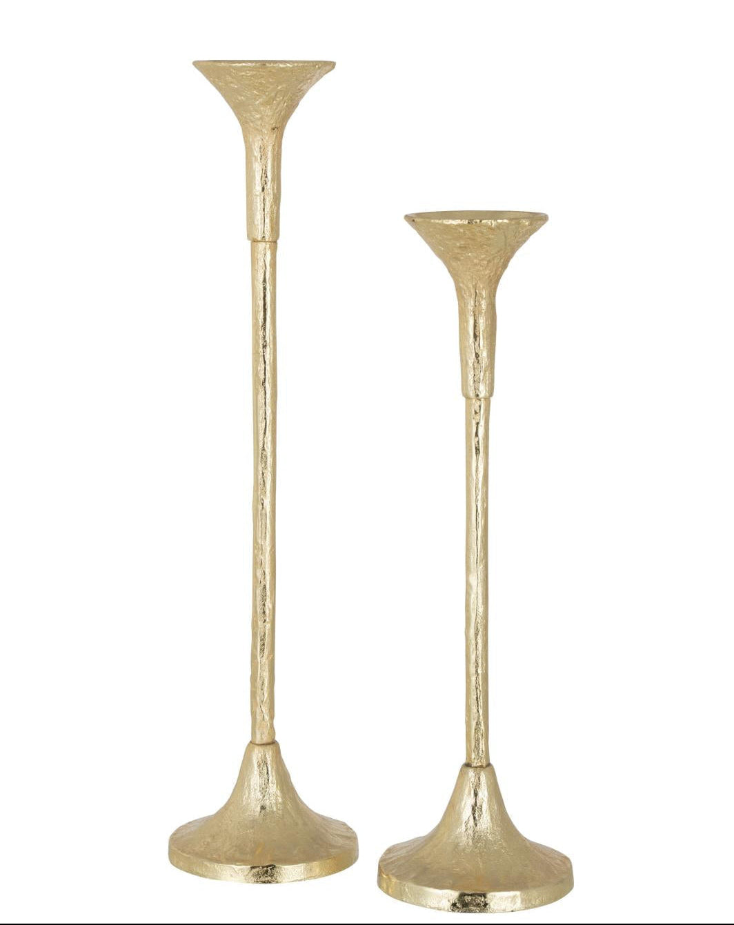 Packshot de chandelier doré, élégant.