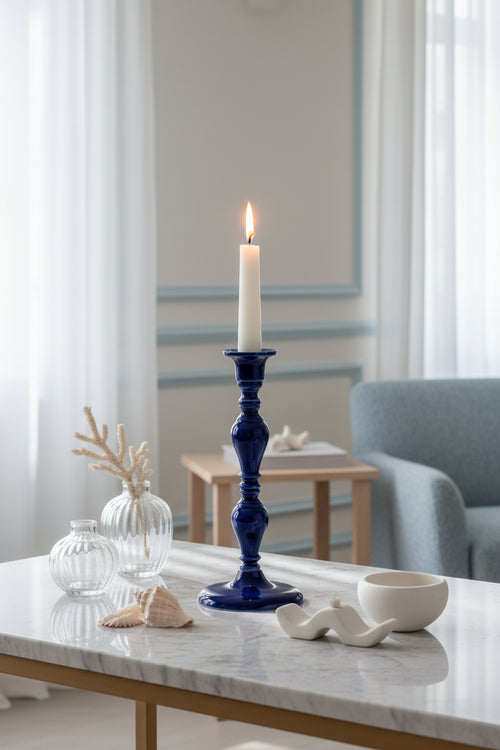 Chandelier minimaliste bleu.