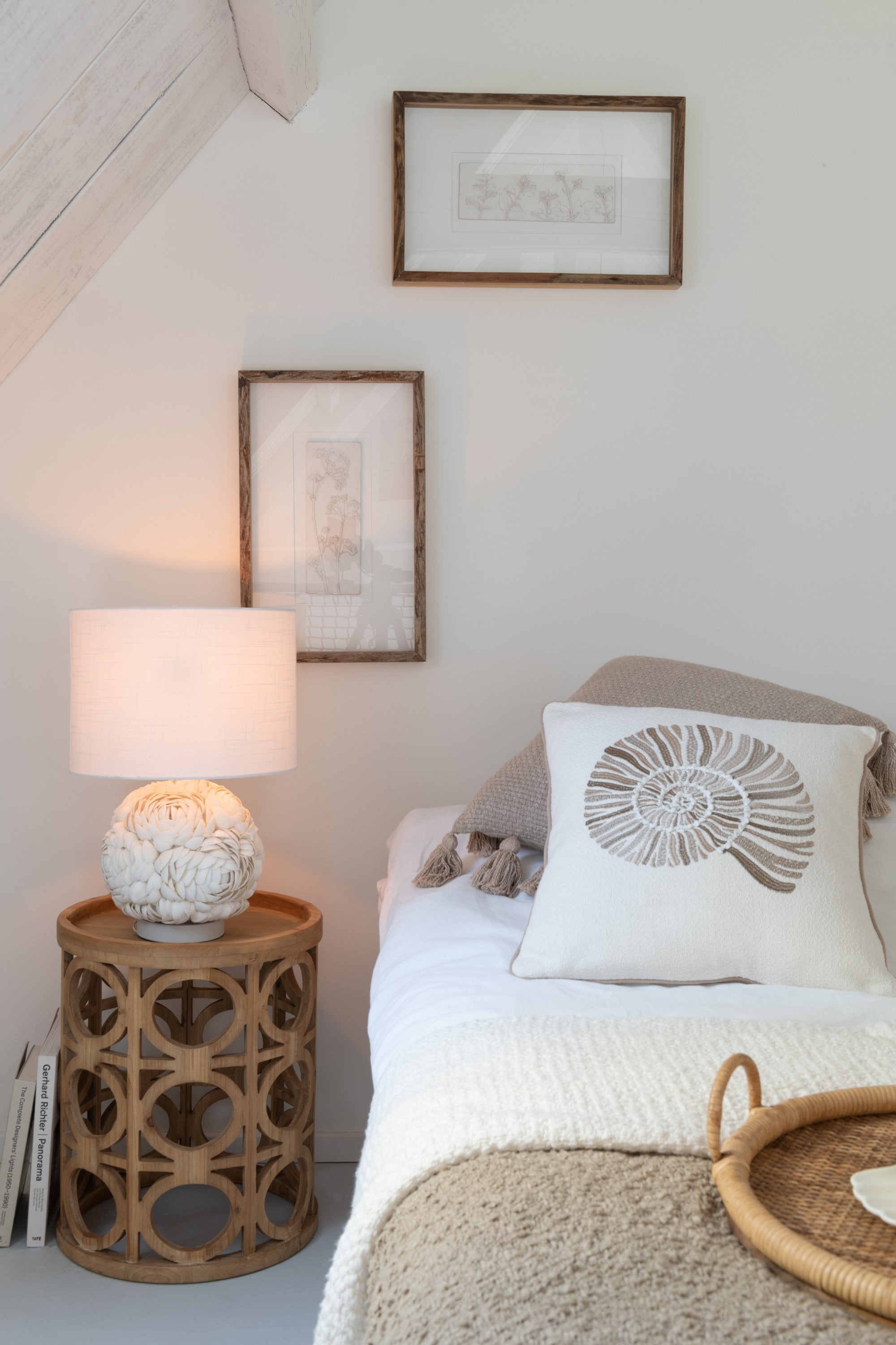 Coussin coquillages au style minimaliste.