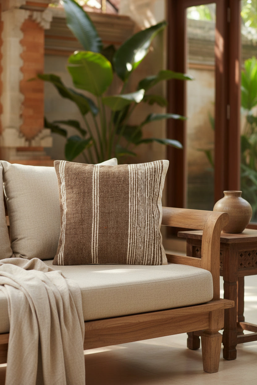 Coussin en laine marron au style minimaliste.