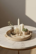  Plateau en ciment beige avec finition douce et naturelle.