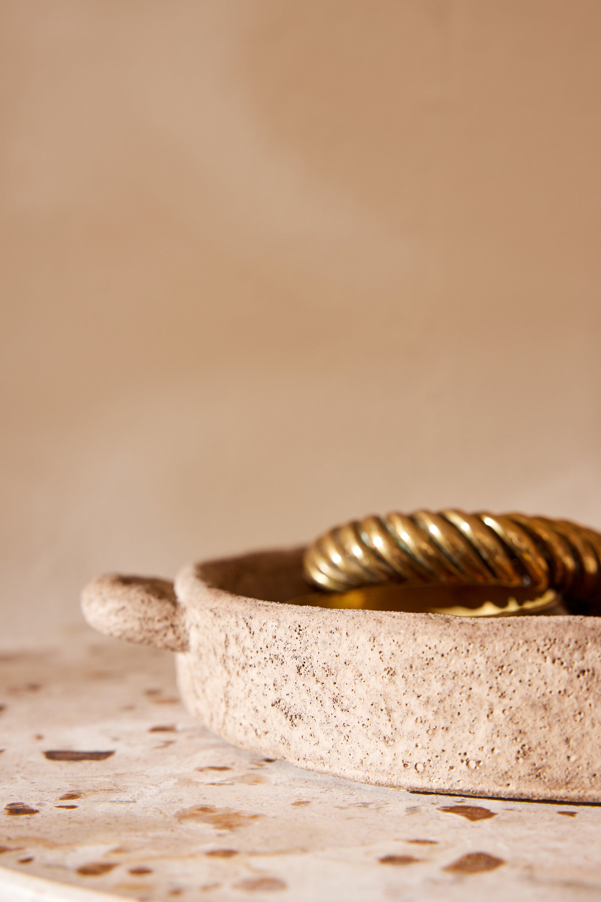 Plateau décoratif en ciment au design épuré et minimaliste.