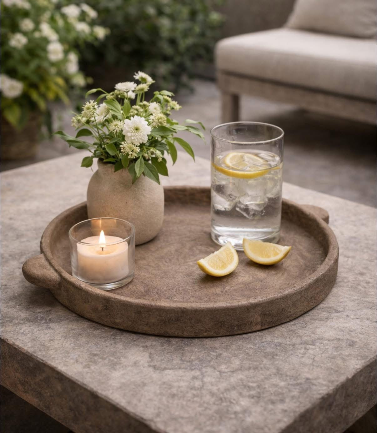 Plateau rond en ciment marron avec finition brute et moderne.