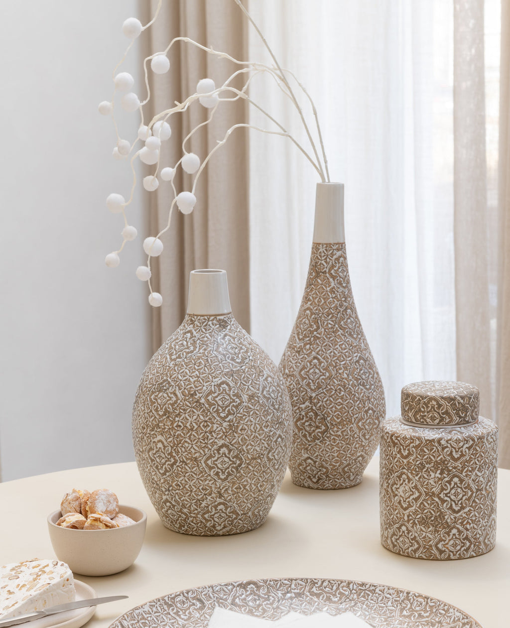 Pot décoratif beige et blanc.
