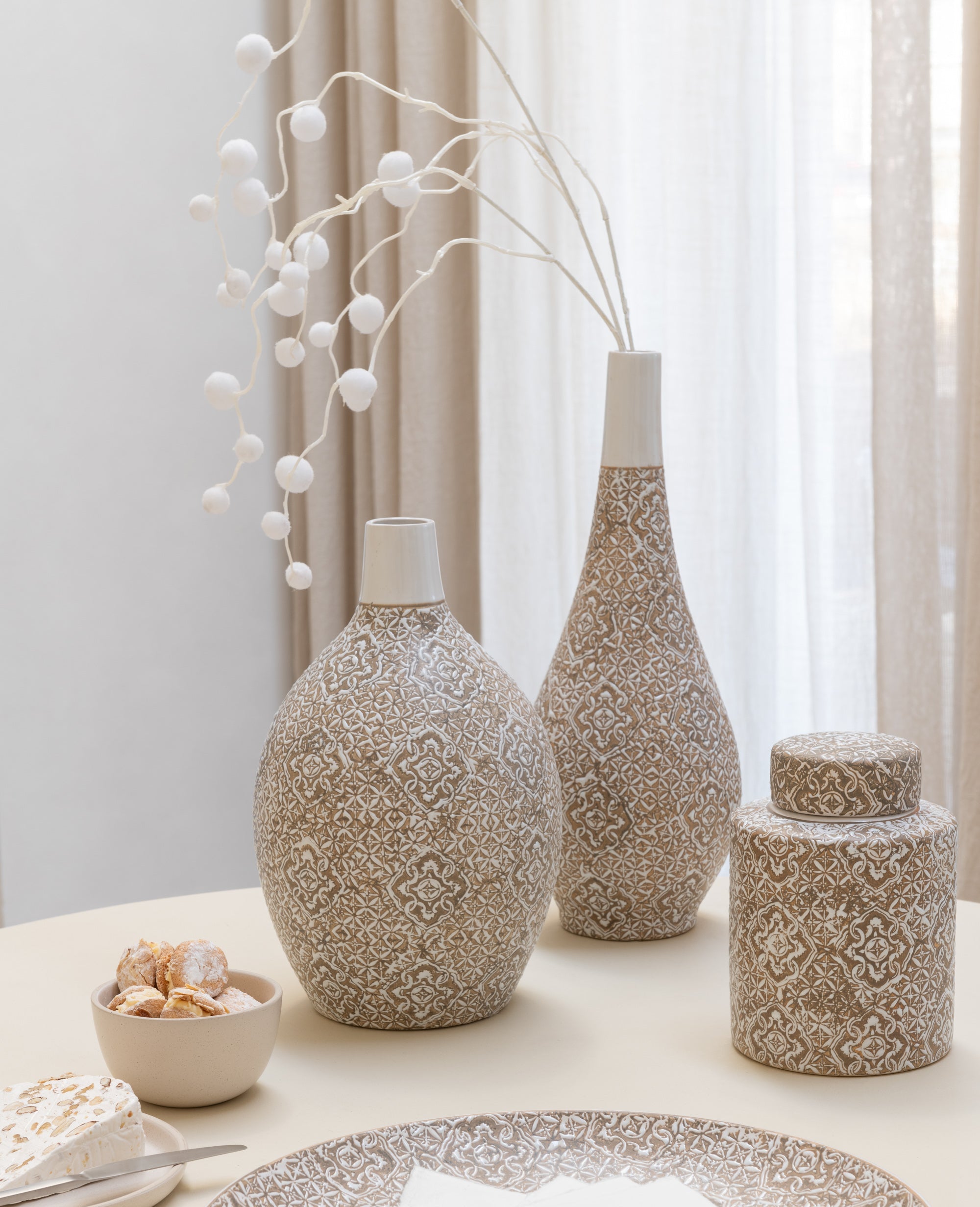 Pot décoratif beige et blanc.